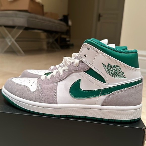 Sold* Air Jordan 1 Mid SE 8.5 Pine Green - Picture 9 of 9